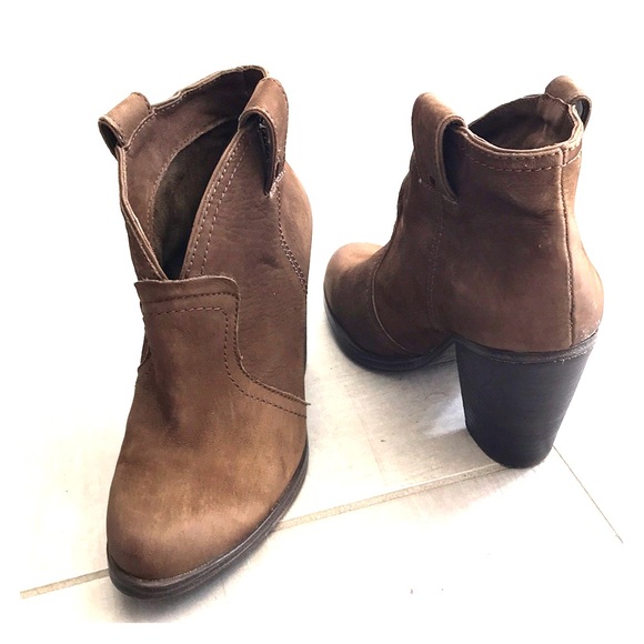 Vince Camuto Hillsy Almond Toe 